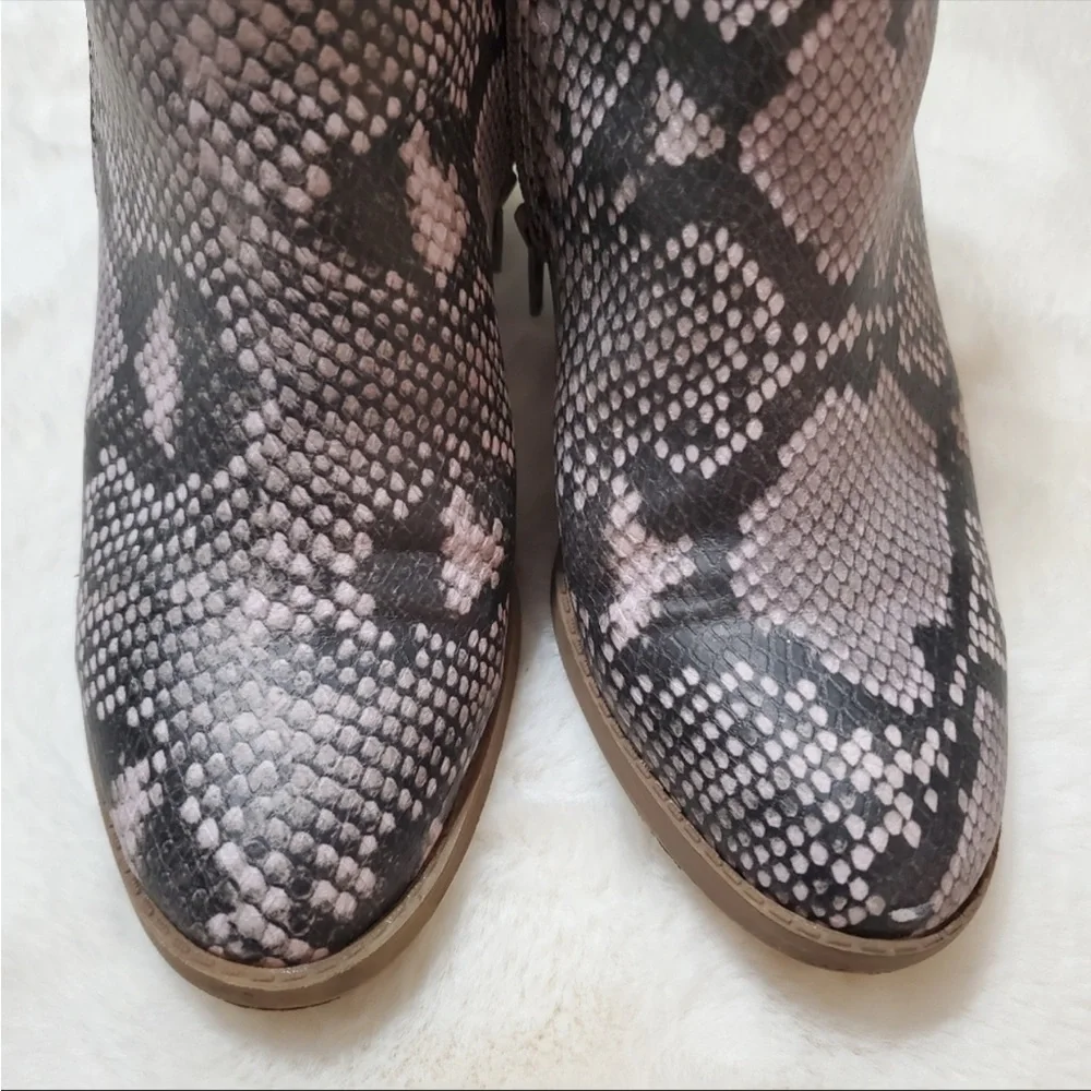 Universal Thread Snake Skin Booties - Picture 6 of 7
